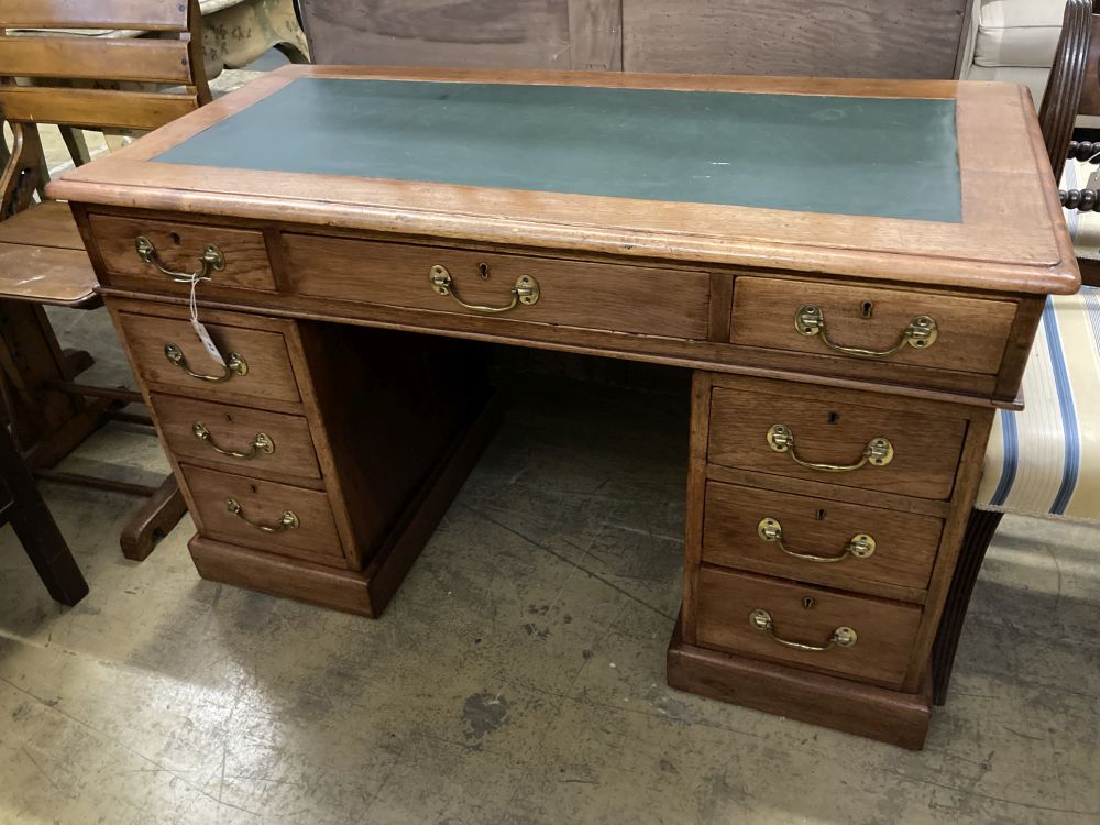 A Victorian mahogany pedestal desk, width 118cm, depth 58cm, height 72cm